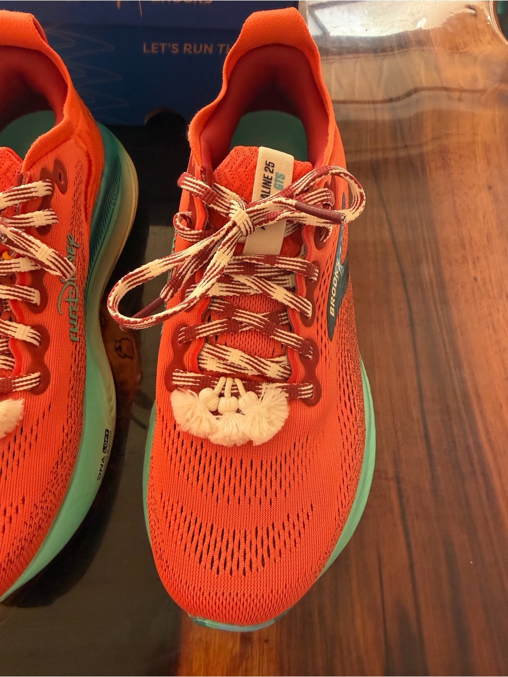 Brooks Women’s 7.5 Moana RunDisney collab like new worn once Running shoes - Picture 8 of 9